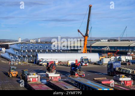 Componenti delle turbine eoliche Nordex in un deposito presso il molo King George V in attesa di essere trasportati, Braehead vicino a Glasgow, Scozia, Regno Unito, Europa Foto Stock