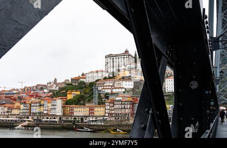 Vista iconica della parte centrale di Oporto/Porto dall'incrocio a metà strada del Ponte Dom Luís i, un ponte ad arco metallico a due piani che attraversa il fiume Douro Foto Stock