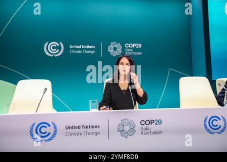 Baku, Azerbaigian. 21 novembre 2024. ANNALENA BAERBOCK, ministro degli affari esteri tedesco, arriva a una conferenza stampa per parlare alla stampa degli attuali negoziati in seno alla COP, in quanto è responsabile dei negoziati per la Germania nel processo COP29 ed ha espresso le intenzioni della Germania e dell'Unione europea di lottare a ogni centimetro per ottenere progressi in questa lunga e "strada rocciosa” che ci attende nei prossimi giorni nel raggiungimento di un accordo. (Credit Image: © Bianca Otero/ZUMA Press Wire) SOLO PER USO EDITORIALE! Non per USO commerciale! Foto Stock