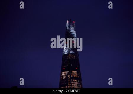 La vista dal Ned Hotel di Londra di St Pauls, il Municipio e vari iconici punti di riferimento di londra, tra cui lo Shard. Più tardi pomeriggio invernale al buio Foto Stock