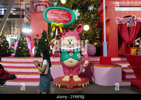 Bangkok, Thailandia. 21 novembre 2024. BANGKOK, THAILANDIA 21 novembre 2024 - gli artisti creano giocattoli artistici, personaggi vari, esposti all'evento CentralWorld X J.P. TOYS GALLERY presentano Merry Ville 2025 e più di 50 giocattoli artistici nel cortile anteriore del centro commerciale CentralWorld. (Foto di Teera Noisakran/Sipa USA) credito: SIPA USA/Alamy Live News Foto Stock