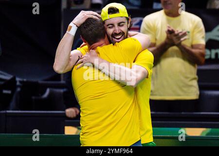 Lleyton Hewitt, Capitain del Team Australia festeggia con Jordan Thompson dopo aver vinto contro Ben Shelton e Tommy Paul degli Stati Uniti durante la Coppa Davis 2024, quarto di finale di tennis tra Stati Uniti e Australia il 21 novembre 2024 a Malaga, Spagna Foto Stock