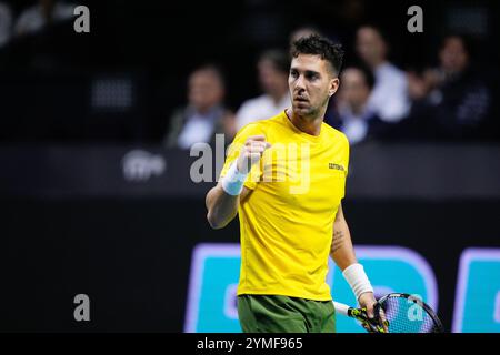 L'australiano Thanasi Kokkinakis in azione contro Ben Shelton durante la Coppa Davis 2024, quarto di finale di tennis tra Stati Uniti e Australia il 21 novembre 2024 a Malaga, Spagna Foto Stock