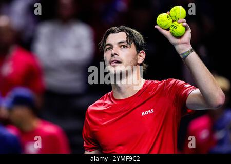 Taylor Fritz degli Stati Uniti festeggia dopo aver vinto contro l'australiano Alex de Minaur durante la Coppa Davis 2024, quarto di finale di tennis tra Stati Uniti e Australia il 21 novembre 2024 a Malaga, in Spagna Foto Stock