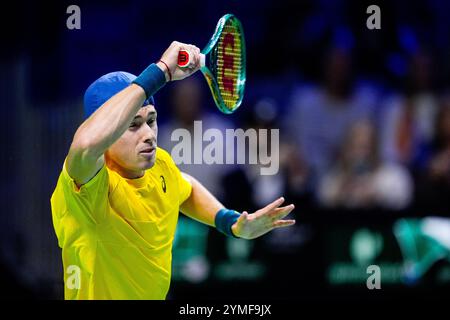 Alex de Minaur dell'Australia in azione contro Taylor Fritz degli Stati Uniti durante la Coppa Davis 2024, quarto di finale di tennis tra Stati Uniti e Australia il 21 novembre 2024 a Malaga, Spagna Foto Stock