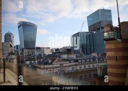 La vista dal Ned Hotel di Londra di St Pauls, il Municipio e i vari monumenti iconici di londra durante la luce del tardo pomeriggio Foto Stock