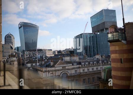 La vista dal Ned Hotel di Londra di St Pauls, il Municipio e i vari monumenti iconici di londra durante la luce del tardo pomeriggio Foto Stock