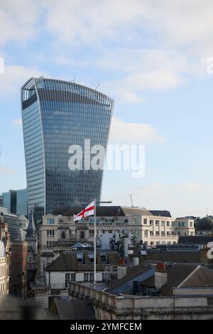 La vista dal Ned Hotel di Londra di St Pauls, il Municipio e i vari monumenti iconici di londra durante la luce del tardo pomeriggio Foto Stock
