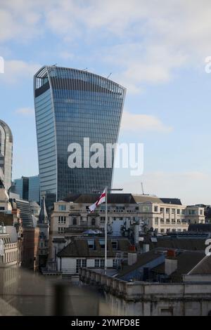 La vista dal Ned Hotel di Londra di St Pauls, il Municipio e i vari monumenti iconici di londra durante la luce del tardo pomeriggio Foto Stock