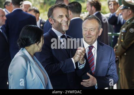 Valparaiso, Cile. 21 novembre 2024. Il presidente francese Emmanuel Macron sorride durante la sua visita al Congresso cileno. Il presidente francese Emmanuel Macron visita il Congresso nazionale cileno nella città di Valparaíso, Cile. Partecipare a una sessione congiunta tra il Senato e la camera dei deputati. Credito: SOPA Images Limited/Alamy Live News Foto Stock