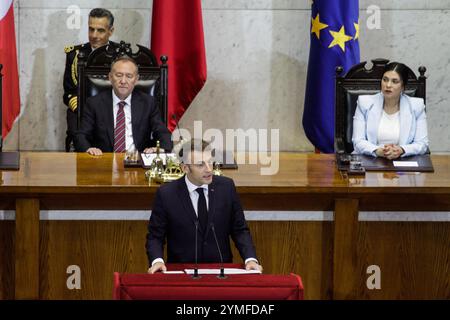 Valparaiso, Cile. 21 novembre 2024. Il Presidente francese Emmanuel Macron si rivolge ai parlamentari durante la sua visita al Congresso cileno. Il presidente francese Emmanuel Macron visita il Congresso nazionale cileno nella città di Valparaíso, Cile. Partecipare a una sessione congiunta tra il Senato e la camera dei deputati. Credito: SOPA Images Limited/Alamy Live News Foto Stock