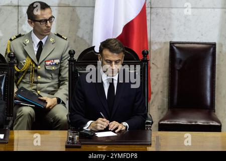 Valparaiso, Cile. 21 novembre 2024. Il Presidente francese Emmanuel Macron siede durante la sua visita al Congresso cileno. Il presidente francese Emmanuel Macron visita il Congresso nazionale cileno nella città di Valparaíso, Cile. Partecipare a una sessione congiunta tra il Senato e la camera dei deputati. (Foto di Cristobal Basaure Araya/SOPA Images/Sipa USA) credito: SIPA USA/Alamy Live News Foto Stock