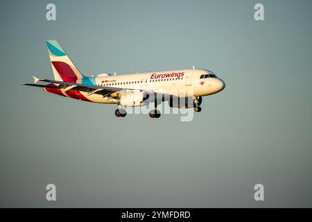 Eurowings Airbus A319-132 atterrando all'aeroporto di Colonia-Bonn, CGN, NRW, Germania, Foto Stock