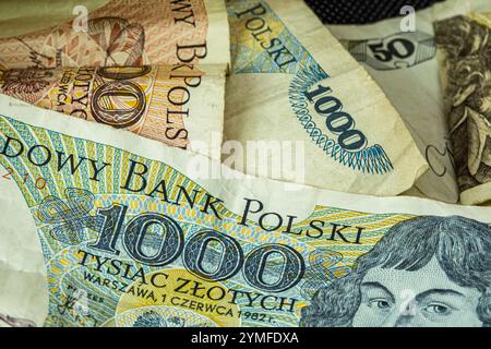 Una vista ravvicinata delle banconote polacche d'epoca in più tagli, che mostrano motivi intricati, disegni vivaci e dettagli storici. Foto Stock