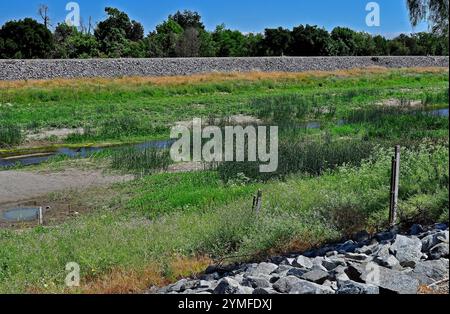 Punti di misurazione del livello dell'acqua sul canale di controllo delle inondazioni di Alameda Creek, a Union City, California Foto Stock