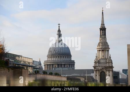 La vista dal Ned Hotel di Londra di St Pauls, il Municipio e i vari monumenti iconici di londra durante la luce del tardo pomeriggio Foto Stock