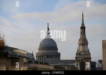 La vista dal Ned Hotel di Londra di St Pauls, il Municipio e i vari monumenti iconici di londra durante la luce del tardo pomeriggio Foto Stock