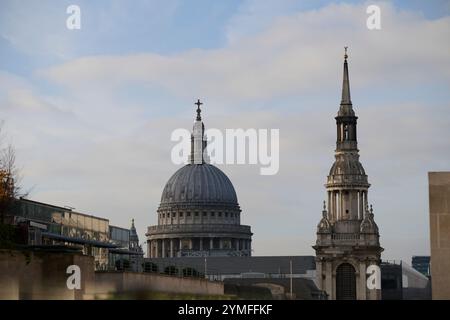 La vista dal Ned Hotel di Londra di St Pauls, il Municipio e i vari monumenti iconici di londra durante la luce del tardo pomeriggio Foto Stock