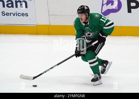 Dallas, Stati Uniti. 20 novembre 2024. Logan Stankoven n. 11 delle Dallas Stars pattina sul ghiaccio con il puck durante la partita contro i San Jose Sharks della NHL all'American Airlines Center. Punteggio finale Dallas Stars 5 - 2 San Jose Sharks. Il 20 novembre 2024 a Dallas, Texas. (Foto di Javier Vicencio/Eyepix Group/Sipa USA) credito: SIPA USA/Alamy Live News Foto Stock