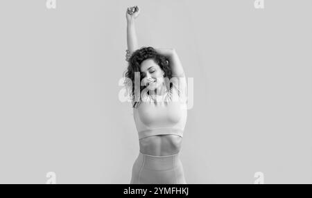 Donna atletica che fa braccio overhead stretch studio. Fitness e sport. Esercizio fisico e fitness. Foto Stock