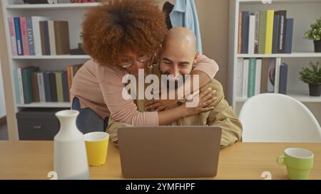 Una coppia interrazziale ama trascorrere momenti intimi insieme in un moderno ambiente di home Office Foto Stock