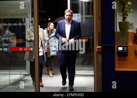 Berlino, Germania. 21 novembre 2024. Lars Klingbeil, presidente della SPD, viene alla rappresentanza di Stato della bassa Sassonia. Crediti: Bernd von Jutrczenka/dpa/Alamy Live News Foto Stock