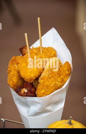 streetfood italiano, varietà di pesce pescato del giorno fritto in profondità nel cono di carta, pesce Foto Stock