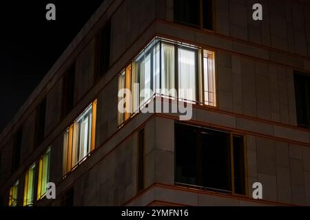 Berlino, Germania. 21 novembre 2024. Dietro le finestre illuminate della rappresentanza dello Stato della bassa Sassonia si sta svolgendo un incontro di leadership della SPD. Crediti: Christoph Soeder/dpa/Alamy Live News Foto Stock