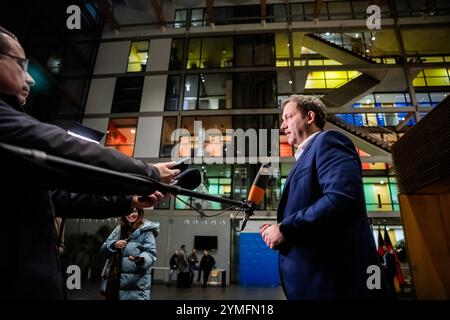 Berlino, Germania. 21 novembre 2024. Lars Klingbeil, presidente federale della SPD, parla con i giornalisti presso la rappresentanza dello Stato della bassa Sassonia presso il governo federale. Crediti: Christoph Soeder/dpa/Alamy Live News Foto Stock