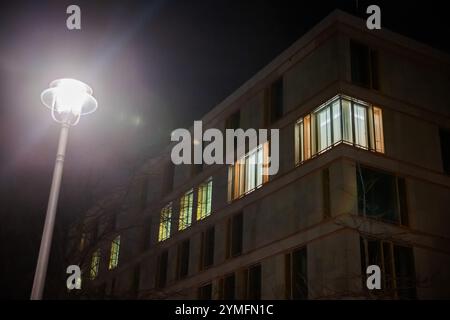 Berlino, Germania. 21 novembre 2024. Dietro le finestre illuminate della rappresentanza dello Stato della bassa Sassonia si sta svolgendo un incontro di leadership della SPD. Crediti: Christoph Soeder/dpa/Alamy Live News Foto Stock