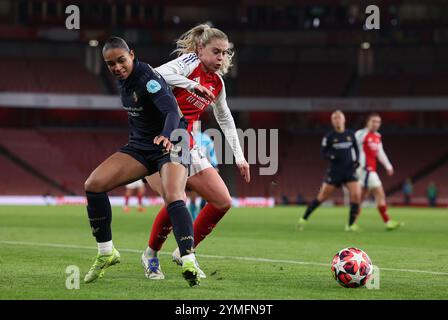 Londra, Regno Unito. 21 novembre 2024. Estelle Cascarino della Juventus e Alessia Russo dell'Arsenal sfidano il pallone durante la partita di UEFA Womens Champions League all'Emirates Stadium di Londra. Il credito per immagini dovrebbe essere: Paul Terry/Sportimage Credit: Sportimage Ltd/Alamy Live News Foto Stock