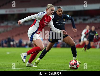 Alessia Russo (a sinistra) dell'Arsenal e Estelle Cascarino della Juventus lottano per il pallone durante la partita di UEFA Women's Champions League all'Emirates Stadium di Londra. Data foto: Data foto: Giovedì 21 novembre 2024. Foto Stock