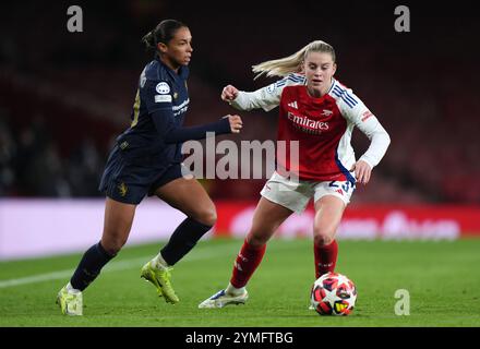 Alessia Russo (destra) dell'Arsenal e Estelle Cascarino della Juventus in azione durante la partita di UEFA Women's Champions League all'Emirates Stadium di Londra. Data foto: Data foto: Giovedì 21 novembre 2024. Foto Stock