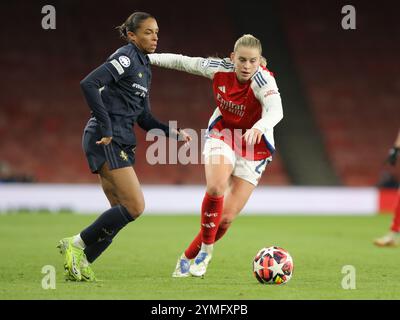 Nord di Londra, Regno Unito. 21 novembre 2024. North London, Inghilterra, 21 novembre 2024: Estelle Cascarino (20 Juventus) e Alessia Russo (23 Arsenal) combattono per il possesso durante la partita di UEFA Womens Champions League tra Arsenal e Juventus all'Emirates Stadium di North London, Inghilterra. (Jay Patel/SPP) credito: SPP Sport Press Photo. /Alamy Live News Foto Stock