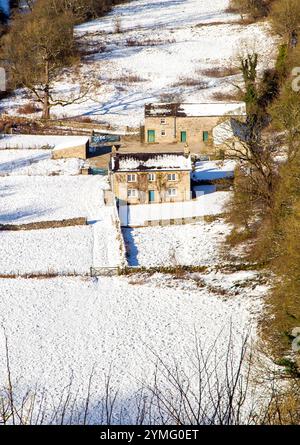 Casa e fattoria in un paesaggio invernale coperto di neve nel Derbyshire Inghilterra Foto Stock
