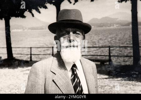 Un anziano e ricco uomo italiano posa per un ritratto lungo il lago di Como all'inizio degli anni trenta Foto Stock