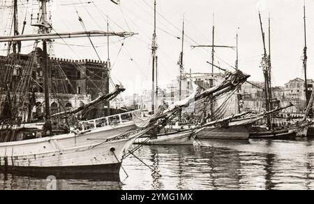 Particolare del porto di Anzio a metà degli anni '1930 Foto Stock