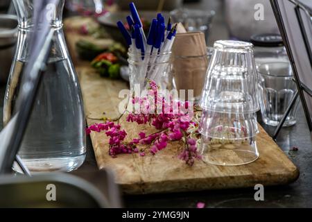 Il Beyísima (Coralita Antigonon leptopus) è una pianta che si trova solo nei Caraibi. I fiori decorativi arricchiscono i piatti con il loro sapore sottile. Laboratorio di cucina caraibica con lo chef Helmi Smeulders. Djonora Marthaweg, Kòrsou, Curacao, Kòrsou Foto Stock