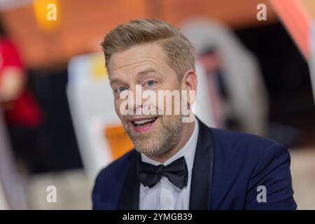 21 novembre 2024, Renania settentrionale-Vestfalia, Hürth: Tom Gaebel, cantante, partecipa al telethon RTL 2024. Foto: Rolf Vennenbernd/dpa Foto Stock