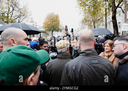 Nigel Farage contro gli agricoltori protesta contro il cambiamento della tassa di successione dei laburisti sui terreni agricoli per un valore di oltre 1 milione di sterline. Foto Stock