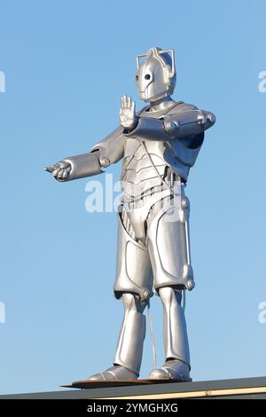 Replica di Doctor Who Cyberman, situata in una stazione di servizio a tema spaziale su Hull Road a York, North Yorkshire, Regno Unito Foto Stock