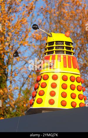 Una delle tante repliche del Dr Who Dalek esposte presso la stazione di servizio a tema spaziale e il lavaggio auto su Hull Road a York, North Yorkshire, Regno Unito Foto Stock