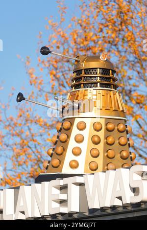 Una delle tante repliche del Dr Who Dalek esposte presso la stazione di servizio a tema spaziale e il lavaggio auto su Hull Road a York, North Yorkshire, Regno Unito Foto Stock