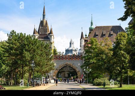 Il cancello d'ingresso al complesso del Castello Vajdahunyad nel Parco della città di Budapest Foto Stock