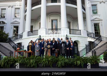 Il presidente DEGLI STATI UNITI Joe Biden (C) dà il benvenuto ai Boston Celtics, campioni dell'NBA 2024, alla Casa Bianca di Washington, DC, USA. 21 novembre 2024. Il presidente Biden accettò una maglia dei Celtics con il suo nome dai giocatori dei Celtics Jayson Tatum e Derrick White. Crediti: Abaca Press/Alamy Live News Foto Stock