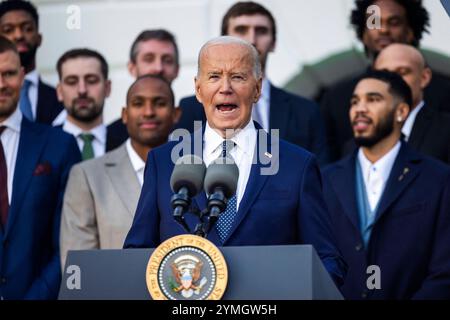 Il presidente DEGLI STATI UNITI Joe Biden (C) dà il benvenuto ai Boston Celtics, campioni dell'NBA 2024, alla Casa Bianca di Washington, DC, USA. 21 novembre 2024. Il presidente Biden accettò una maglia dei Celtics con il suo nome dai giocatori dei Celtics Jayson Tatum e Derrick White. Crediti: Abaca Press/Alamy Live News Foto Stock