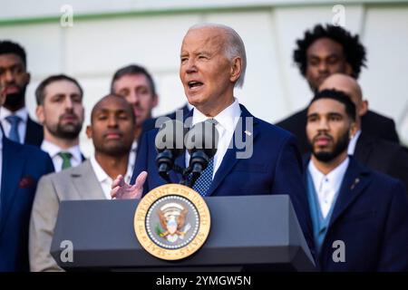 Il presidente DEGLI STATI UNITI Joe Biden (C) dà il benvenuto ai Boston Celtics, campioni dell'NBA 2024, alla Casa Bianca di Washington, DC, USA. 21 novembre 2024. Il presidente Biden accettò una maglia dei Celtics con il suo nome dai giocatori dei Celtics Jayson Tatum e Derrick White. Crediti: Abaca Press/Alamy Live News Foto Stock