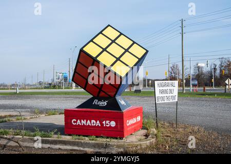 Scultura del cubo di Rubik presso la sala ungherese su Montrose Road a Niagara Falls, Ontario, Canada Foto Stock