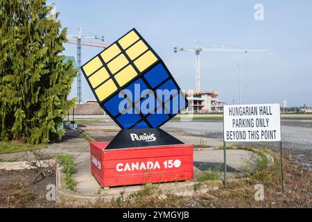 Scultura del cubo di Rubik presso la sala ungherese su Montrose Road a Niagara Falls, Ontario, Canada Foto Stock