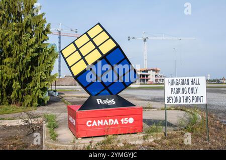 Scultura del cubo di Rubik presso la sala ungherese su Montrose Road a Niagara Falls, Ontario, Canada Foto Stock